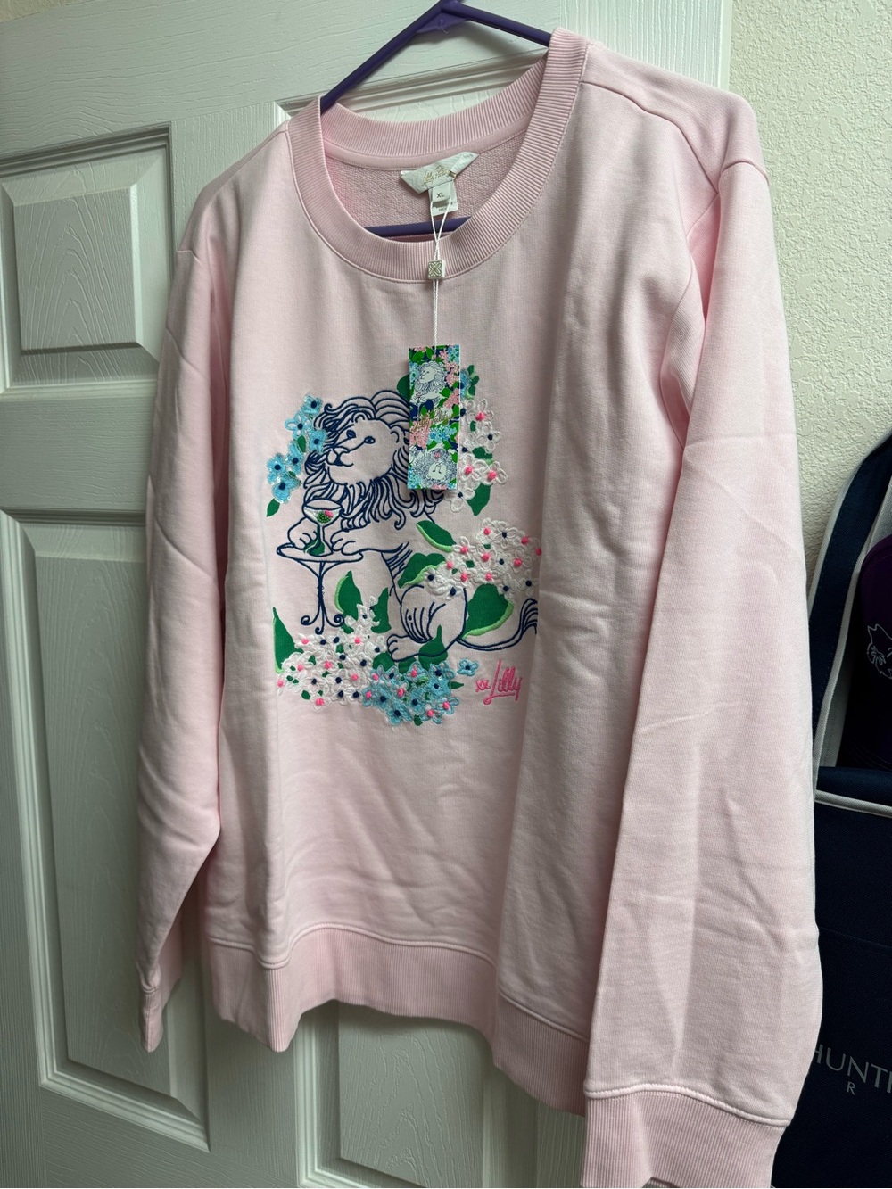 Lilly Pulitzer Women's Pink Crewneck Sweatshirt with Floral Lion Graphic XL